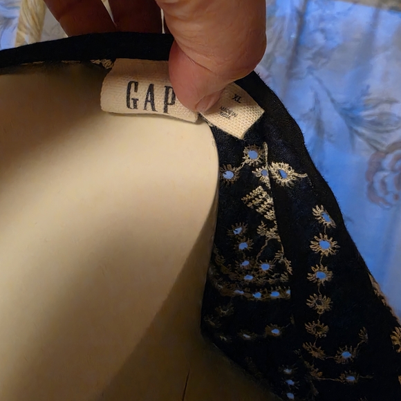 GAP Black and White Crochet Pattern Long Sleeve Top - Picture 2 of 4